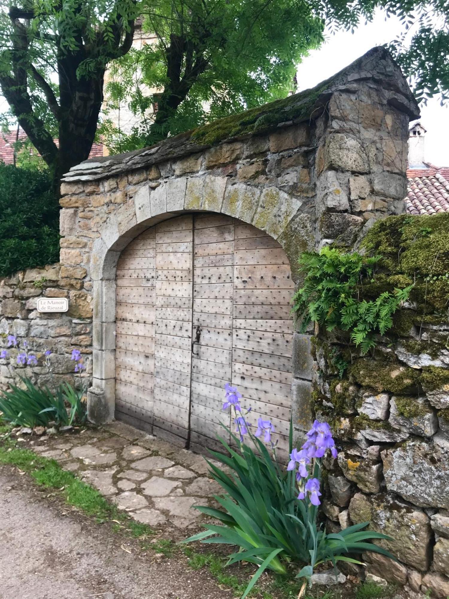 Manoir De Rieuzal Bed & Breakfast Loubressac ภายนอก รูปภาพ